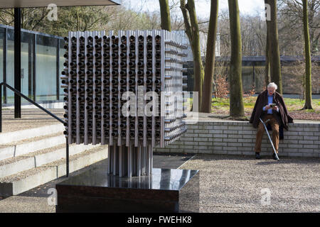 L'uomo la visualizzazione di una scultura di André Volten al museo Kröller-Müller nell'Hoge Veluwe National Park, Paesi Bassi Foto Stock