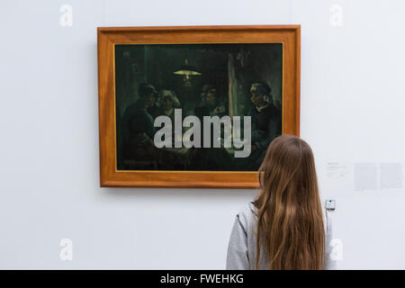 Un visitatore al museo Kröller-Müller in Hoge Veluwe National Park, Paesi Bassi, guarda i Mangiatori di Patate di Vincent van Gogh Foto Stock