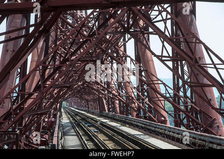 Ponte di Forth Rail interno e dall'alto Foto Stock