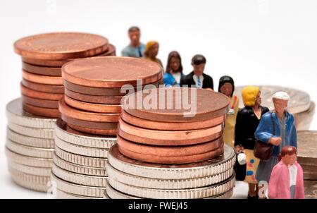 Una coda di figurine in miniatura le persone accanto a una pila di monete Foto Stock