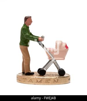 Un unico maschio statuetta in miniatura genitore con una carrozzina in piedi su un cancelletto coin Foto Stock