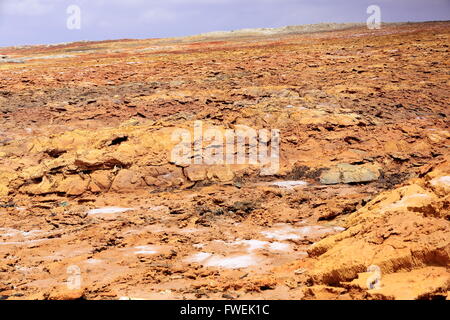 Dallol con un incremento di oltre il Lago Karum-Assale. Depositi di silvinite -KC1- carnallite -KMGCL3.6(H2O)- e kainite -KMG(SO4)CL.3H20. Danakil Foto Stock