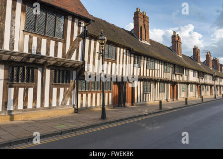Casa medievale Inghilterra, vista delle tipiche case medievali a graticcio elemosina in Church Street, Stratford Upon Avon, Inghilterra, Regno Unito Foto Stock