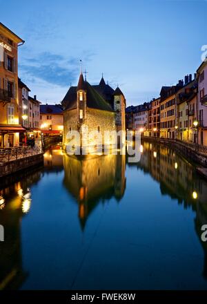 La città vecchia di Annecy illuminata di notte Foto Stock