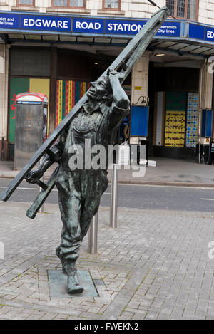 Un detergente per vetri scultura di Allan Sly fuori stazione metropolitana Edgware a Londra, Regno Unito. Foto Stock