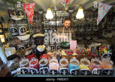 Titolare, David Walker dietro il bancone di Edward & Vintage, il suo negozio di dolci Tissington, Peak District, DERBYSHIRE REGNO UNITO Foto Stock