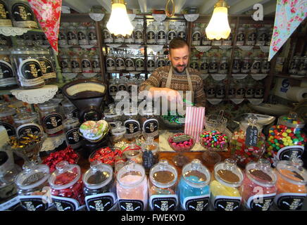 Titolare, David Walker all'interno di 'Edward & Vintage' il suo British negozio di dolci Tissington village, Peak District Derbyshire UK UE Foto Stock