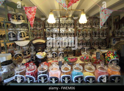 All'interno di 'Edward & Vintage' British negozio di dolci Tissington village, Parco Nazionale di Peak District Derbyshire England UK UE Foto Stock