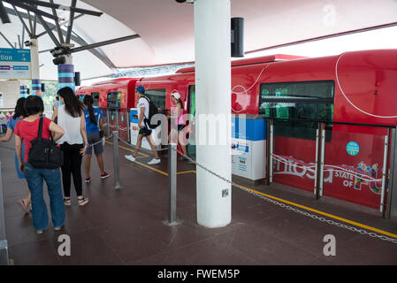 I passeggeri in attesa di una scheda del Sentosa Express treno monorotaia presso la stazione di spiaggia sull'Isola di Sentosa in Singapore. Foto Stock