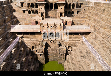 Chand Baori Stepwell o Stepp bene, Abhaneri, vicino Jaipur, Rajasthan, India Foto Stock