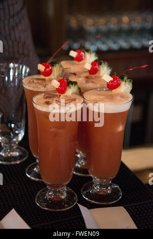 Il famoso cocktail drink, " Singapore Sling' servita nella barra lunga al Raffles Hotel di Singapore. Foto Stock