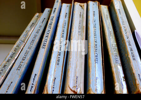 Libri di Laura Ingalls Wilder insieme su uno scaffale. Foto Stock