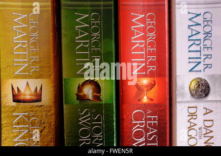 George R R. Martin gioco di troni libri su uno scaffale. Foto Stock