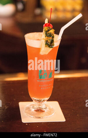 Il famoso cocktail drink, " Singapore Sling' servita nella barra lunga al Raffles Hotel di Singapore. Foto Stock