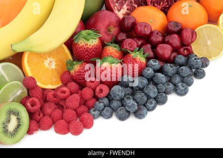 Fresca frutta mista super cibo selezione sfondo con frutti di alta di antiossidanti, vitamina C e fibre con copia spazio. Foto Stock