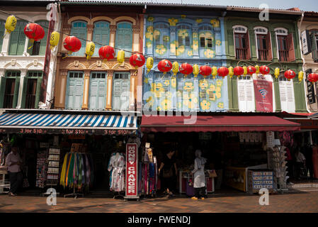 Una fila di colorati edifici color pastello e negozi a Pagoda Street a Chinatown, un vecchio quartiere di Singapore Foto Stock