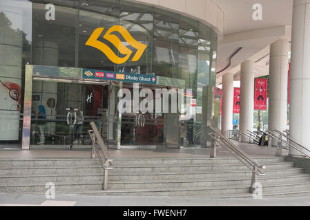 Dhoby Ghaut MRT (Mass RAID Transit) stazione della metropolitana sulla Orchard Road a Singapore. Orchard Road consiste di ristoranti, ristoranti e di alta classe Foto Stock