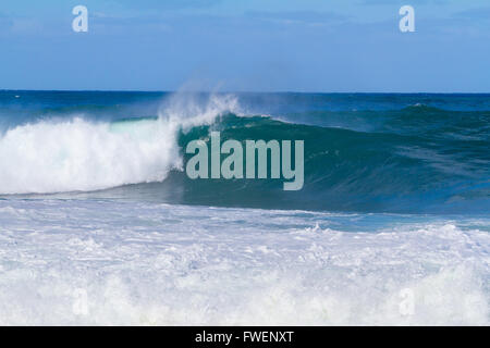 Queste onde gigantesche sono provenienti dalla serie e in piedi sopra i 20 metri di altezza. Il surf è pericoloso e le onde sono molto intimi Foto Stock