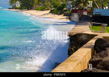 Onde gigantesche pound questa tempesta di mare sulla parete della North Shore di Oahu Hawaii durante una tempesta nel paradiso tropicale. Foto Stock