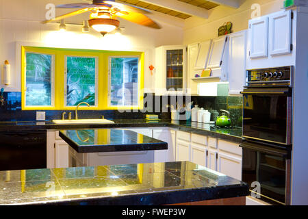 Una bella e pulita in bianco e nero in cucina di questo appartamento in affitto casa sull'isola tropicale di Oahu Hawaii. Foto Stock