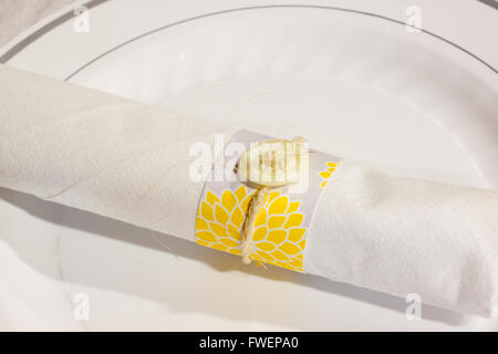 Argenteria è avvolto in un tovagliolo per un matrimonio la cena in un vecchio fienile. Il decor di nozze include un giapponese o chi Foto Stock