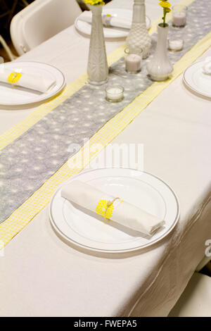 Argenteria è avvolto in un tovagliolo per un matrimonio la cena in un vecchio fienile. Il decor di nozze include un giapponese o chi Foto Stock