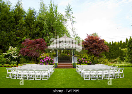 Outdoor matrimoni in Oregon con erba verde e sedie pronto per una cerimonia sul prato. Foto Stock