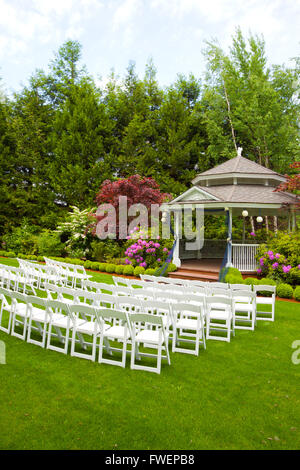 Outdoor matrimoni in Oregon con erba verde e sedie pronto per una cerimonia sul prato. Foto Stock