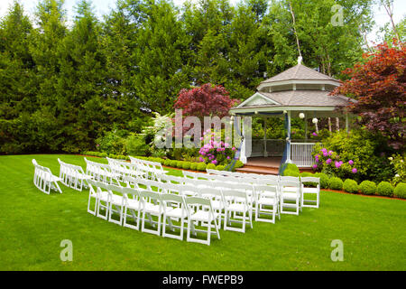 Outdoor matrimoni in Oregon con erba verde e sedie pronto per una cerimonia sul prato. Foto Stock