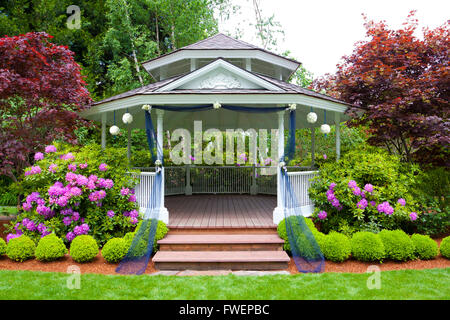 Outdoor matrimoni in Oregon con erba verde e sedie pronto per una cerimonia sul prato. Foto Stock