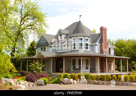 Una bella casa in Oregon ha una ben curati cortile paesaggistico e la grande architettura. Foto Stock