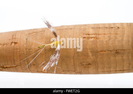 Questa pesca a mosca imitazione mostra due ali e abbondanza di dettagli per questo volo agganciato il manico in sughero della canna da mosca. Foto Stock