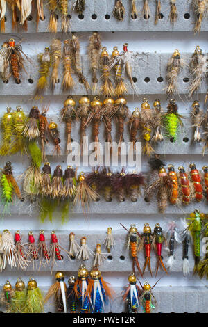 Ninfe e streamers sono in questo fly fishing box che mostra la varietà di mosche utilizzati per la cattura di pesce in questo esercizio ricreativo. Foto Stock