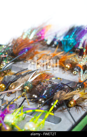 Ninfe e streamers sono in questo fly fishing box che mostra la varietà di mosche utilizzati per la cattura di pesce in questo esercizio ricreativo. Foto Stock