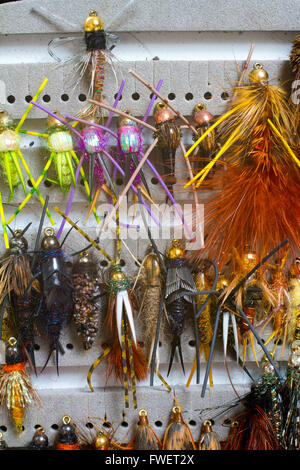 Ninfe e streamers sono in questo fly fishing box che mostra la varietà di mosche utilizzati per la cattura di pesce in questo esercizio ricreativo. Foto Stock