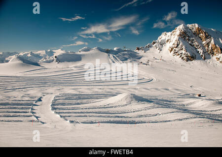 Sci di fondo via nelle Alpi austriache a Kitsteinhorn ski resort Foto Stock