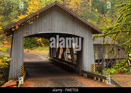 Il Cedar Creek ponte coperto, il Cedar Creek Grist Mill, Clark County, Washington Foto Stock