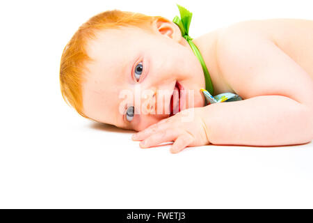 Un simpatico un anno vecchio ragazzo stabilisce in studio contro uno sfondo bianco cercando carino e felice. Foto Stock