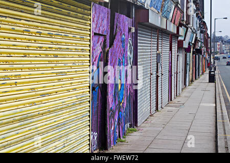 Una strada di negozi abbandonati essendo venduto da Liverpool consiglio per £ 1 ciascuno per essere ricondizionati Foto Stock