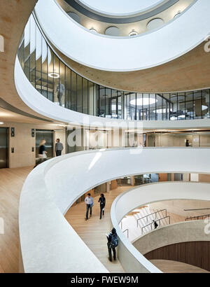 Multi-livello vista sull'atrio con balconi. Il Blavatnik Scuola di Governo presso l Università di Oxford, Oxford, Regno Unito Foto Stock