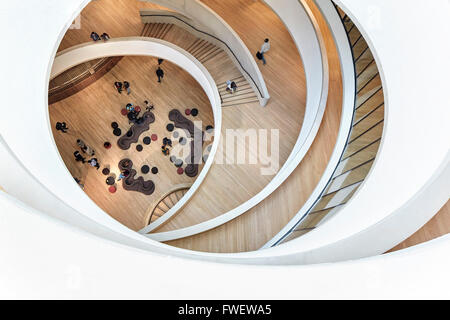 Vista da sopra verso le gallerie e il piano terra dell'atrio. Il Blavatnik Scuola di Governo presso l Università di Oxford OX Foto Stock