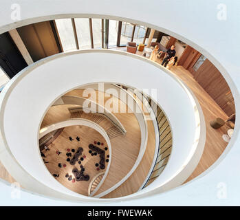 Vista da sopra verso le gallerie e il piano terra dell'atrio. Il Blavatnik Scuola di Governo presso l Università di Oxford OX Foto Stock