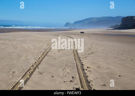 Un set di pneumatici contrassegnare le vie va giù la spiaggia dopo un veicolo di sicurezza ha guidato attraverso. Foto Stock