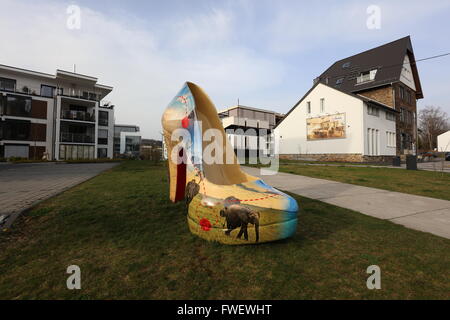 Fernweh Monstiletto, oversized tacco alto, dimensione UE 302, calzatura destra, città art fuori piombo per la nuova uscita fashion Foto Stock