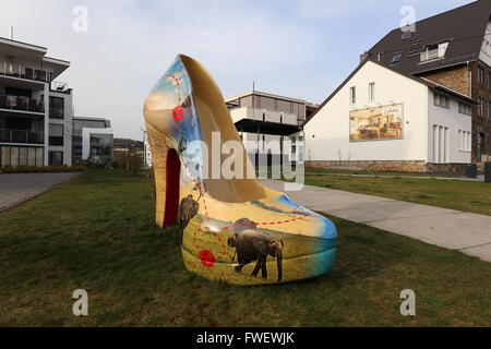 Fernweh Monstiletto, oversized tacco alto, dimensione UE 302, calzatura destra, città art fuori piombo per la nuova uscita fashion Foto Stock