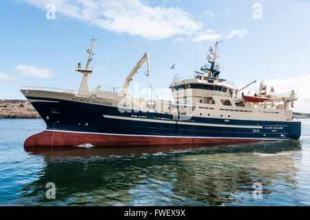 Il Atlantic Challenge trawler si prepara a lasciare il porto di Killybegs, Irlanda Foto Stock