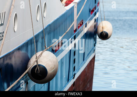 I parafanghi sul lato di un peschereccio a Killybegs, Irlanda. Foto Stock