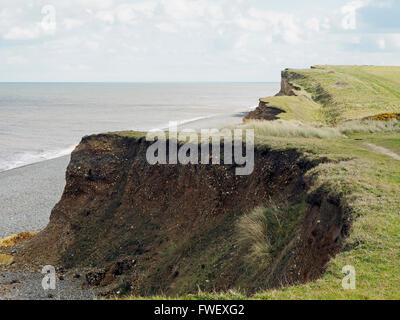 L'erosione marina di Morbida argilla boulder scogliere vicino a Weybourne, Norfolk che mostra la stratificazione, fallimento della faccia inclinata & slumping Foto Stock