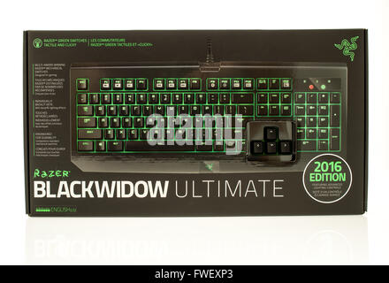 Winneconne, WI - 28 Marzo 2016: Pacchetto fo un utlimate Blackwidow tastiera di gioco realizzato da Razer. Foto Stock