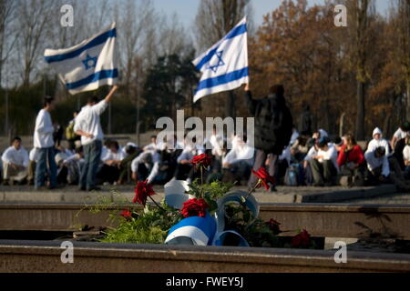 Gli allievi provenienti da Israele di tenere un memoriale di servizio ad Auschwitz-Birkenau Foto Stock